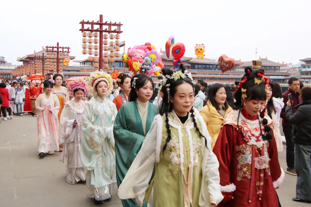 我們的節(jié)日·歡樂(lè)中國(guó)年丨西鄉(xiāng)：漢服巡游！太！驚！艷！