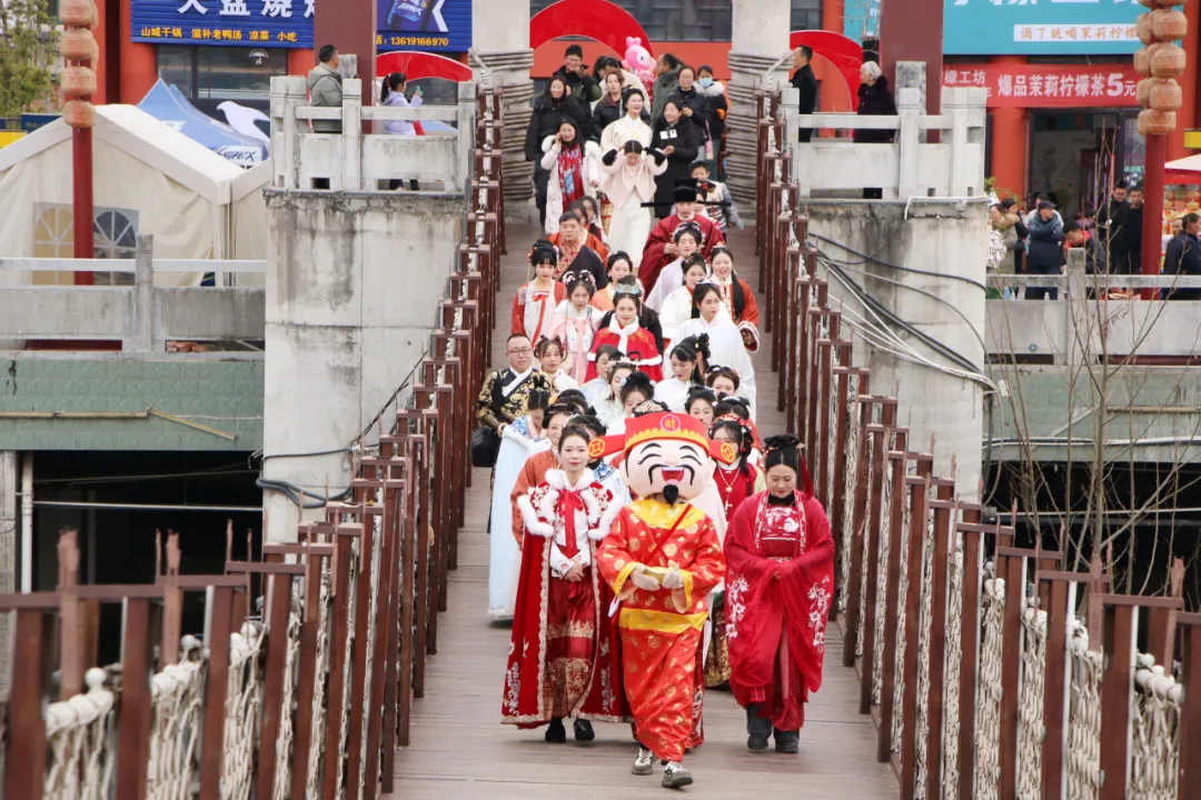 我們的節(jié)日·歡樂(lè)中國(guó)年丨西鄉(xiāng)：漢服巡游！太！驚！艷！
