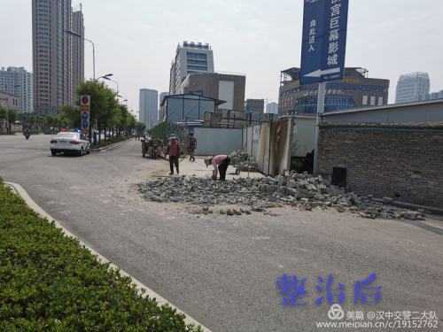 自建活動(dòng)板房修上了非機(jī)動(dòng)車道，漢中交警：拆！