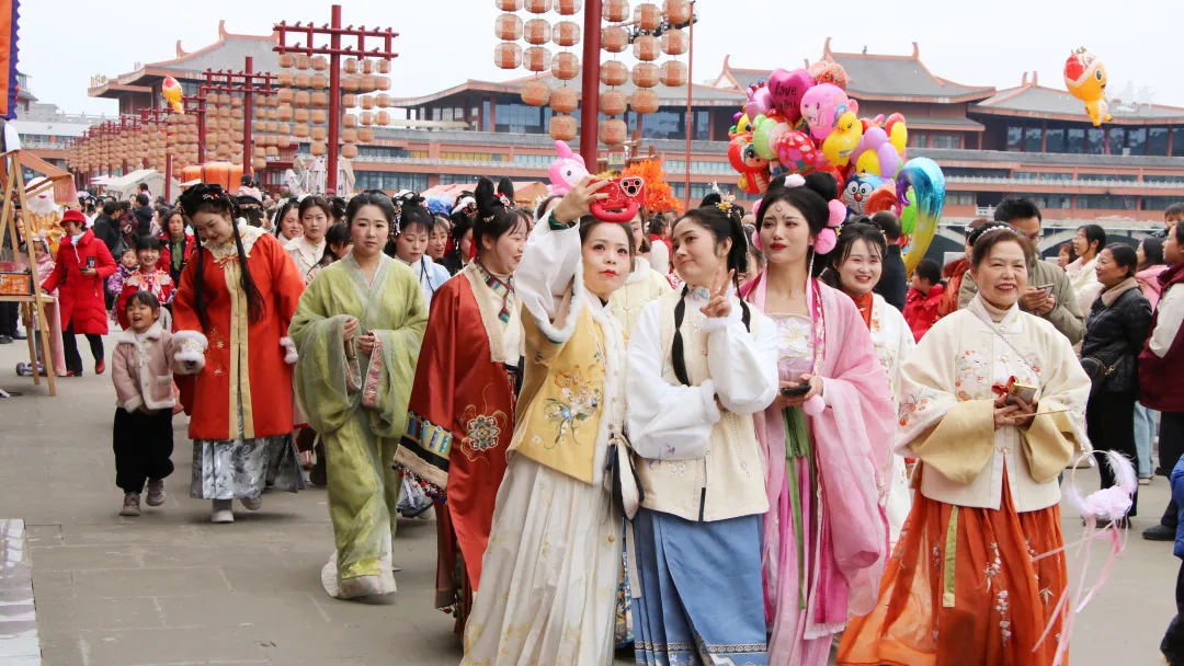 我們的節(jié)日·歡樂(lè)中國(guó)年丨西鄉(xiāng)：漢服巡游！太！驚！艷！