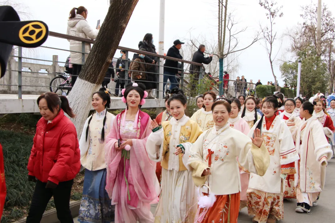 我們的節(jié)日·歡樂(lè)中國(guó)年丨西鄉(xiāng)：漢服巡游！太！驚！艷！