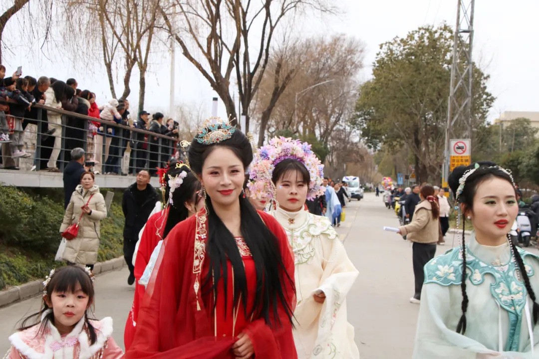 我們的節(jié)日·歡樂(lè)中國(guó)年丨西鄉(xiāng)：漢服巡游！太！驚！艷！
