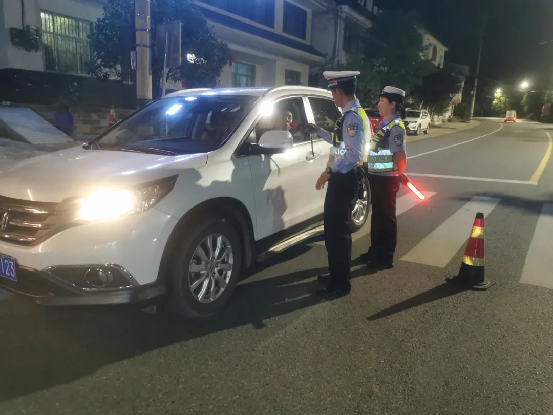 留壩縣公安局“五強(qiáng)化”扎實(shí)開展夏夜治安巡查宣防集中統(tǒng)一行動