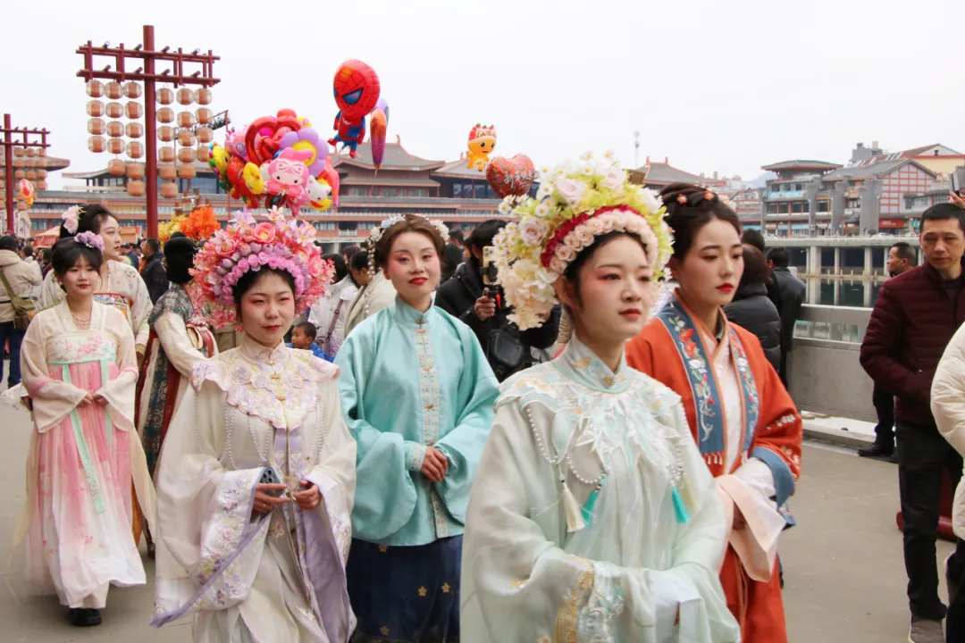 我們的節(jié)日·歡樂(lè)中國(guó)年丨西鄉(xiāng)：漢服巡游！太！驚！艷！