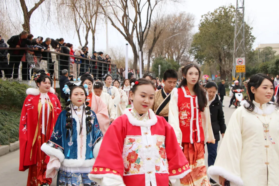 我們的節(jié)日·歡樂(lè)中國(guó)年丨西鄉(xiāng)：漢服巡游！太！驚！艷！