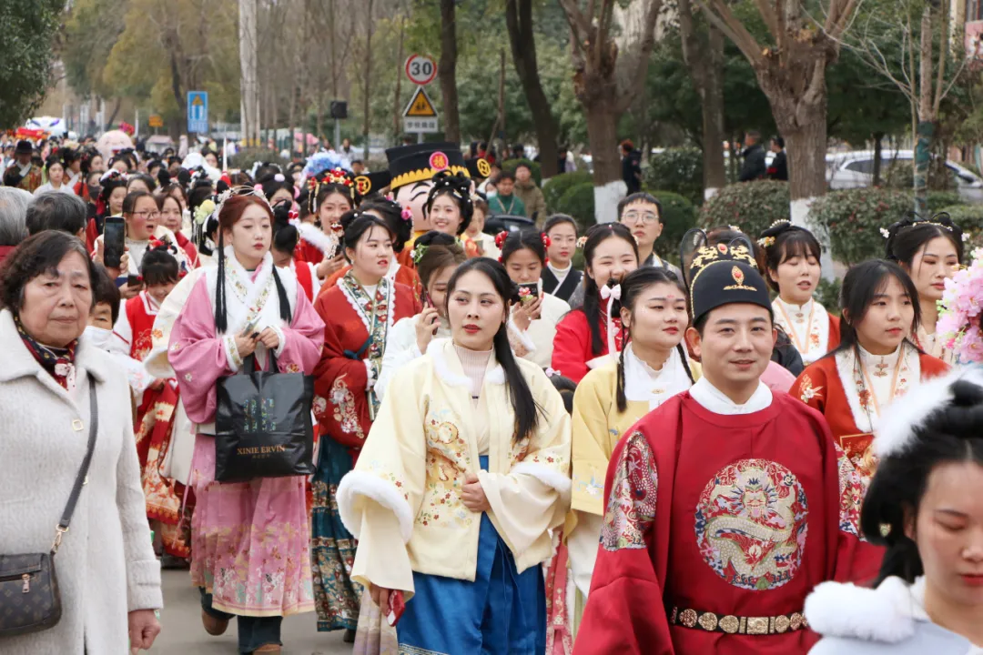 我們的節(jié)日·歡樂(lè)中國(guó)年丨西鄉(xiāng)：漢服巡游！太！驚！艷！