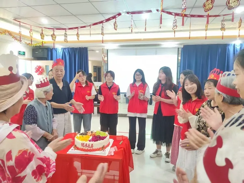 華中農(nóng)業(yè)大學(xué)學(xué)生實(shí)踐團(tuán)走進(jìn)褒國(guó)康樂園，讓青春持續(xù)溫暖“夕陽紅”