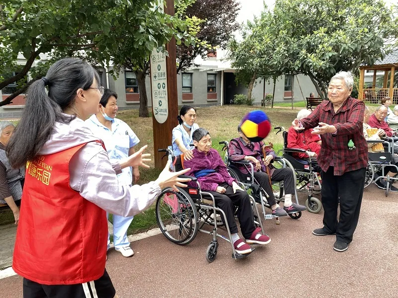 華中農(nóng)業(yè)大學(xué)學(xué)生實(shí)踐團(tuán)走進(jìn)褒國(guó)康樂園，讓青春持續(xù)溫暖“夕陽紅”