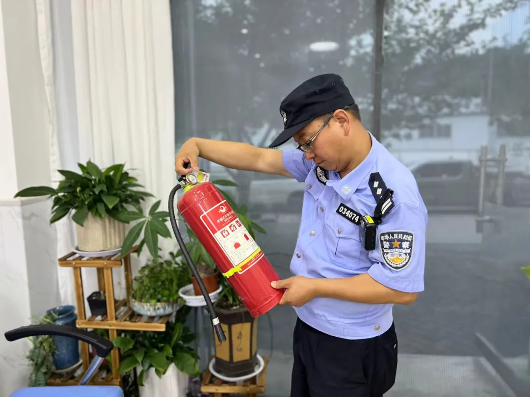 留壩縣公安局“五強(qiáng)化”扎實(shí)開展夏夜治安巡查宣防集中統(tǒng)一行動