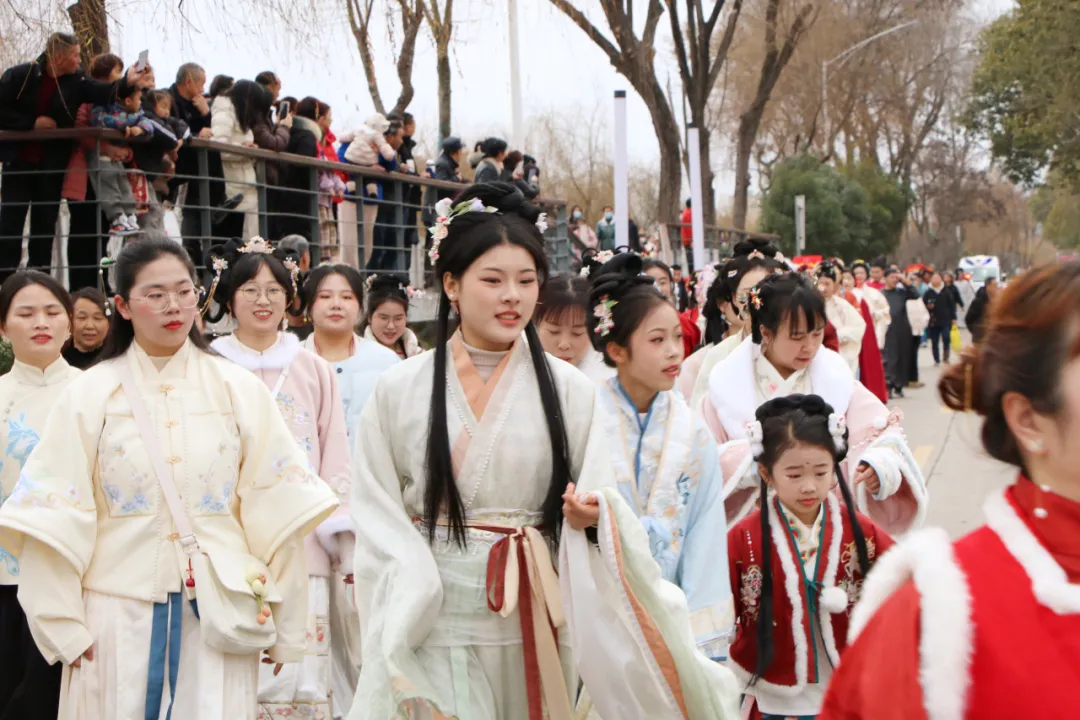 我們的節(jié)日·歡樂(lè)中國(guó)年丨西鄉(xiāng)：漢服巡游！太！驚！艷！